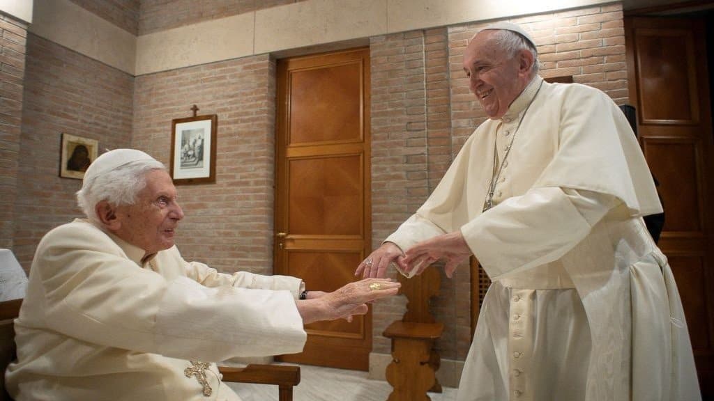 Bento XVI com o Papa Francisco