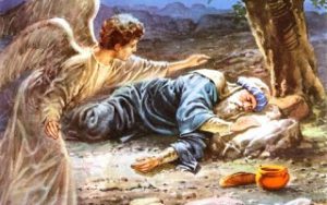 Profeta Elias vestindo uma roupa azul dormindo aos pés de uma árvore. Do lado esquerdo da imagem existe um anjo com a mão esquerda esticada como que abençoando Elias e no chão um jarro de água e um pão