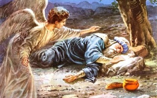 Profeta Elias vestindo uma roupa azul dormindo aos pés de uma árvore. Do lado esquerdo da imagem existe um anjo com a mão esquerda esticada como que abençoando Elias e no chão um jarro de água e um pão