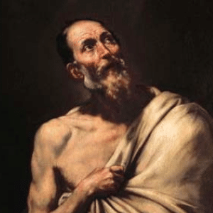 Fundo escurecido. Imagem de São Bartolomeu com um manto branco pendendo de seu ombro esquerdo