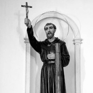 Imagem em escultura do Beato Vicente De Santo Antônio com roupa de religioso e segurando um crucifixo