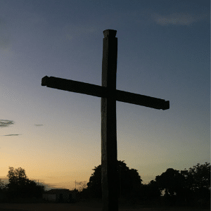 Foto de uma cruz num entardecer