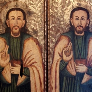 Imagem de São Cosme e São Damião, gêmeos, um ao lado do outro... Ambos seguram a Bíblia