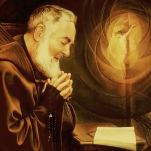 Foto de São Pio de Pietrelcina rezando. Usa uma veste de frei capuchinho e possui uma luva preta nas mãos para esconder os estigmas