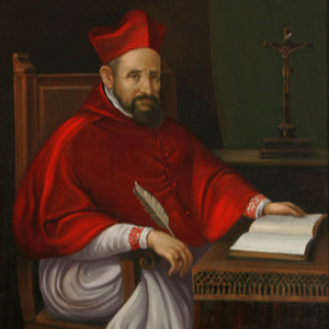 Imagem de São Roberto Belarmino, sentado em uma escrivaninha com uma pena de escrever na mão direita. Veste roupas eclesiásticas vermelha