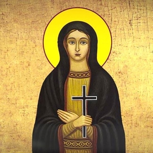 Ícone de Santa Pelágia com veste amarela e manto negro. Segura na mão uma cruz