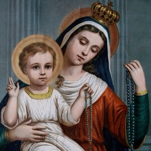 Imagem de Nossa Senhora Do Rosário segurando o menino Jesus no colo. Jesus e Nossa Senhora seguram um rosário nas mãos