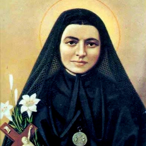 Imagem de Santa Maria Bertilla Boscardin com vestes negras de religiosa. Segura na mão um crucifixo junto a algumas flores