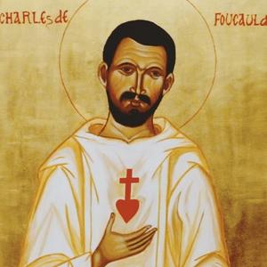 Imagem de Beato Carlos de Foucauldcom vestes presbiterais brancas com uma cruz em cima de um coração vermelho