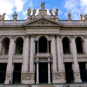 Foto da fachada da Basílica de São João de Latrão, a Igreja do bispo de Roma