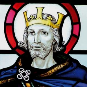 Imagem de Santo Edmundo com vestes de rei e coroa dourada na cabeça