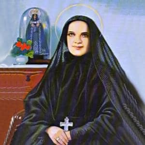 Imagem de Santa Francisca Xavier Cabríni com véu negro e um crucifixo ao peito. Está sentada e atrás está uma cômoda com uma imagem de Nossa Senhora