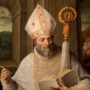 Imagem de Santo Ambrósio com vestes episcopais brancas juntamente com sua mitra. Segura uma bíblia e seu báculo