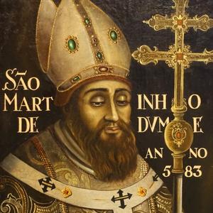 Imagem de São Martinho de Dume com vestes episcopais e uma cruz dourada ao lado