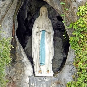 Imagem de Nossa Senhora de Lourdes na gruta do seu Santuário