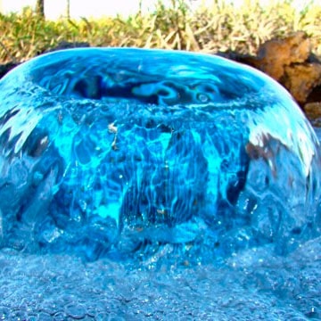 Imagem mostrando água jorrando de um poço artesiano