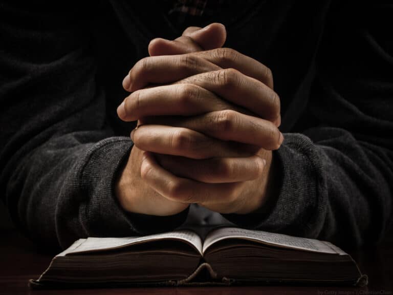 mãos postas orando - curso de oração meditativa