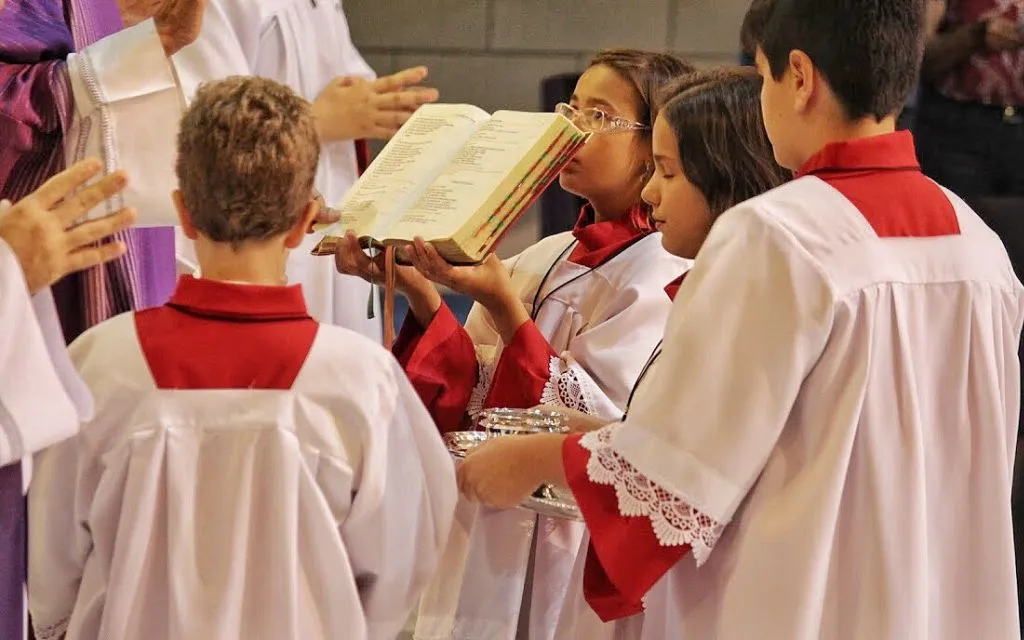 Servir como coroinha é demonstrar amor a Jesus em primeiro lugar, diz padre