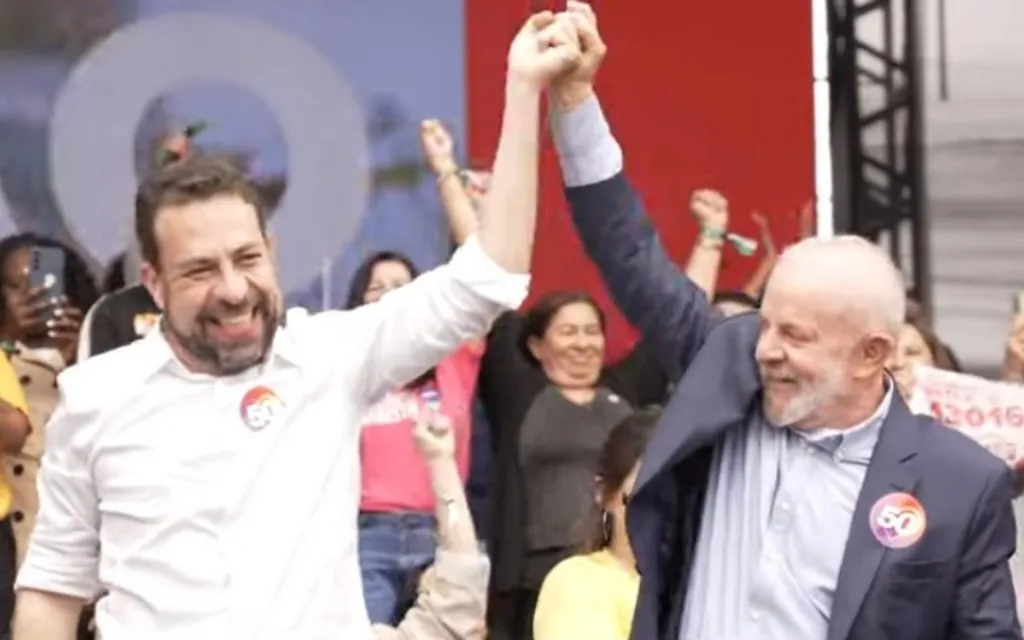 Comício de Boulos com Lula tem Hino nacional cantado em linguagem neutra