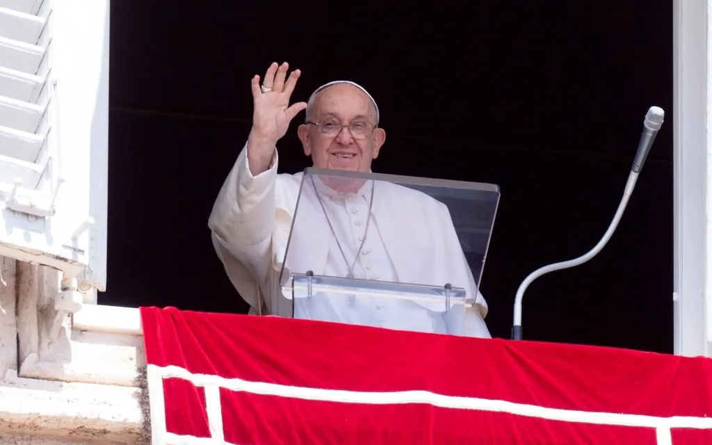 Com o milagre da Eucaristia, Jesus "nos salva, alimentando a nossa vida com a sua", diz papa Francisco