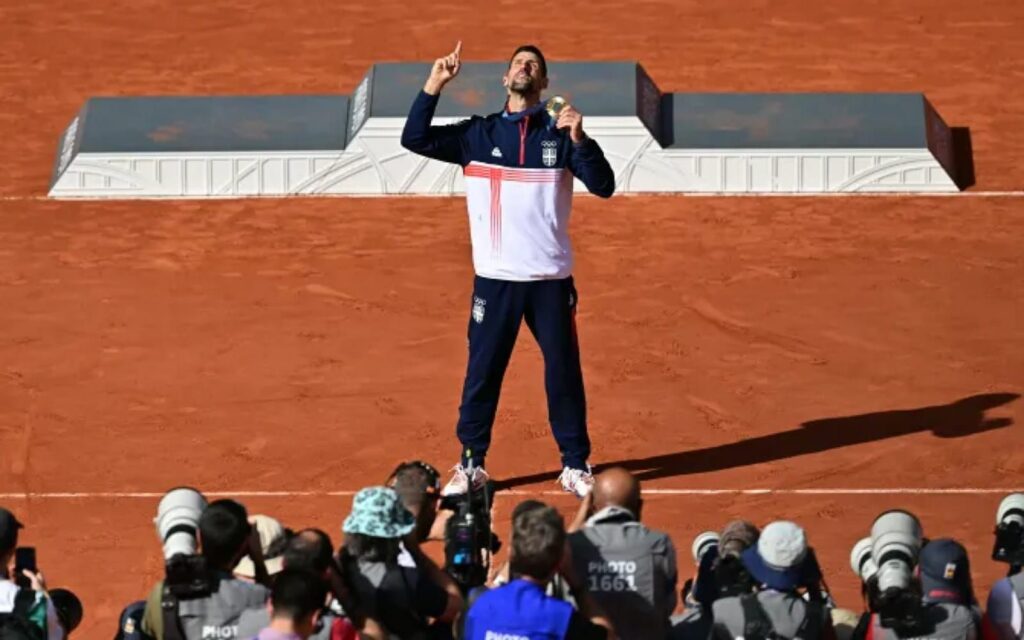 Djokovic faz sinal da cruz e dá glória a Deus por medalha olímpica de ouro