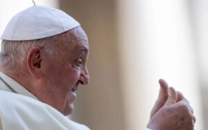 Revolução antropológica moderna não deve ser só alvo de crítica, diz o papa Francisco