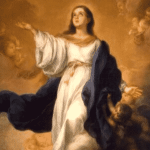 Fundo representando o céu amarelado, com nuvens e pequenos anjos. No centro Nossa Senhora com uma roupa branca e manto azul solto em seu corpo. Nossa Senhora está subindo aos céus