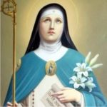 Imagem de Santa Ângela de Foligno com vestes de religiosa brancas, véu negro e um manto azul. Segura um ramo de lírios embaixo do braço e com a mão um báculo