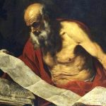 Imagem de São Jerônimo segurando um rolo de pergaminhos representando a tradução da Bíblia do Hebraico, Aramaico e Grego para o Latim. Possui barba longa e uma túnica vermelha cobrindo apenas o ombro direito