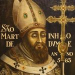 Imagem de São Martinho de Dume com vestes episcopais e uma cruz dourada ao lado