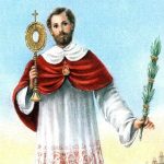 Fundo azulado com a imagem de São Raimundo Nonato com as vestes de um padre, com túnica branca e um véu umeral vermelho por cima. Na mão direita segura um ostensório com o Santíssimo Sacramento e na mão esquerda alguns raminhos